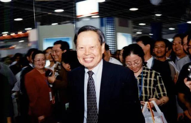 BBIN看看现在光刻机困局回想当年杨振宁的提议我们欠一个道歉(图3)