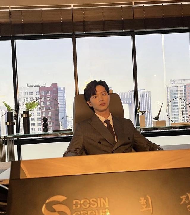 陆星材退伍就翻红！爸爸是半导体CEO、家有钓BBIN BBIN宝盈鱼池？现实版富二代(图5)