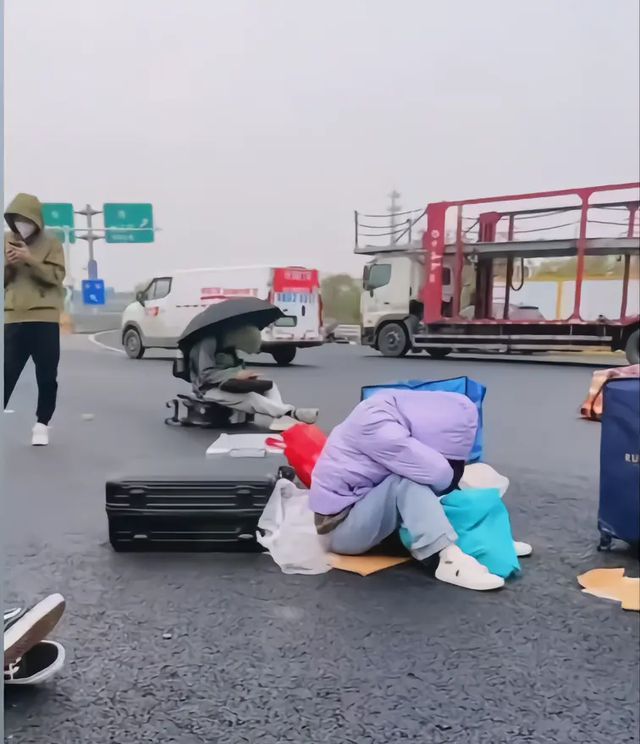 BBIN BBIN宝盈集团富士康25岁女员工徒步回家身上就一块钱别人送两个苹果感动哭(图3)